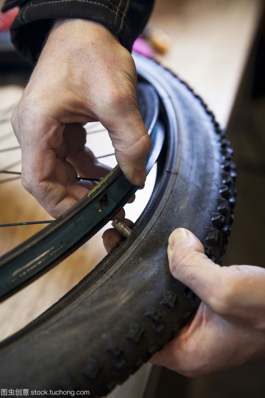 巧手修车 成熟男人的自行车间隙时光